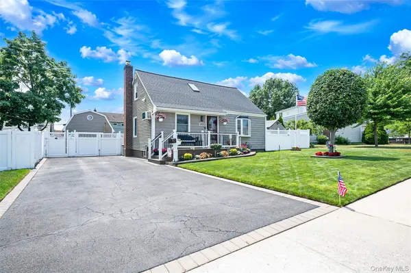 7 Farmedge RD, Bethpage, NY 11714
