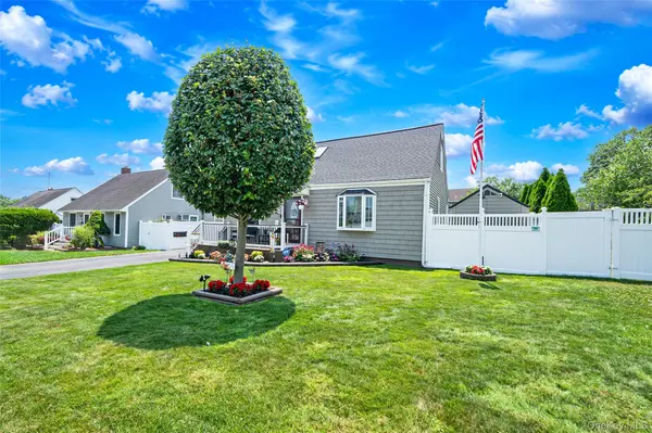 7 Farmedge RD, Bethpage, NY 11714