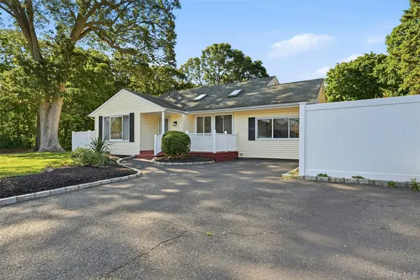 29 Henry AVE, Selden, NY 11784