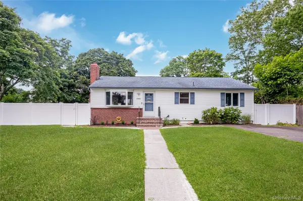 522 Amsterdam AVE, East Patchogue, NY 11772