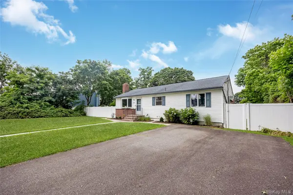522 Amsterdam AVE, East Patchogue, NY 11772