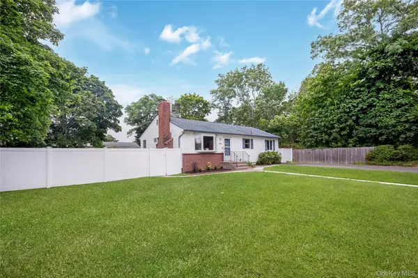 522 Amsterdam AVE, East Patchogue, NY 11772