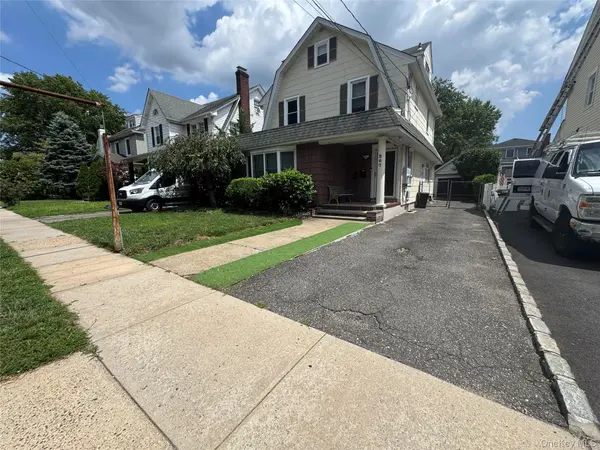 267 Plainfield AVE #2F, Floral Park, NY 11001