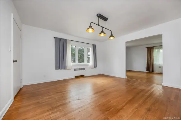 285 Starke AVE, East Meadow, NY 11554