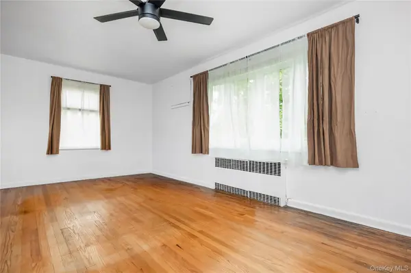 285 Starke AVE, East Meadow, NY 11554