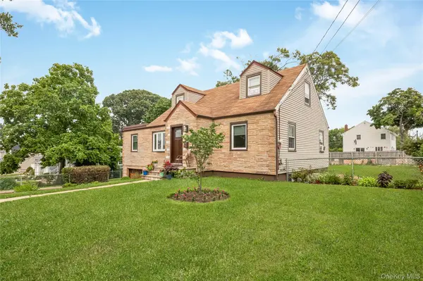 285 Starke AVE, East Meadow, NY 11554