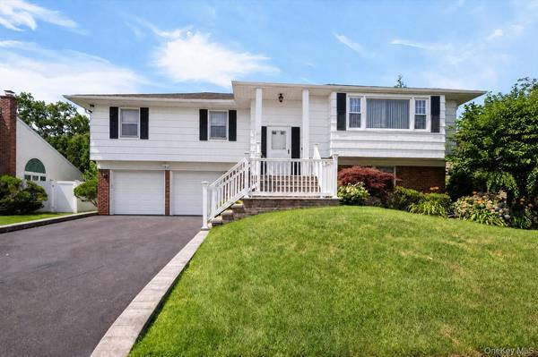 26 Acorn LN, Plainview, NY 11803
