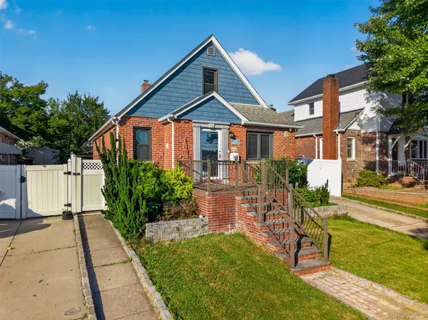 17019 Pidgeon Meadow RD, Fresh Meadows, NY 11365