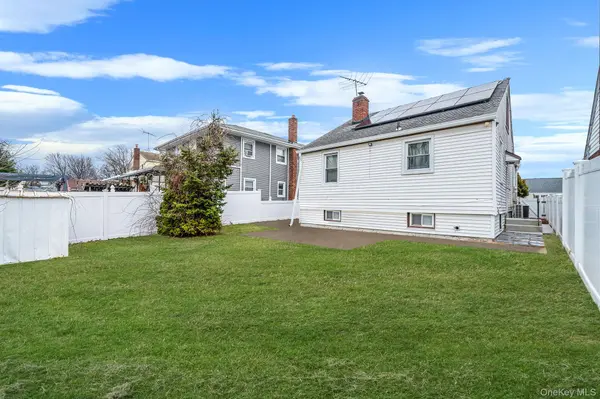 12 Edna CT, Valley Stream, NY 11580