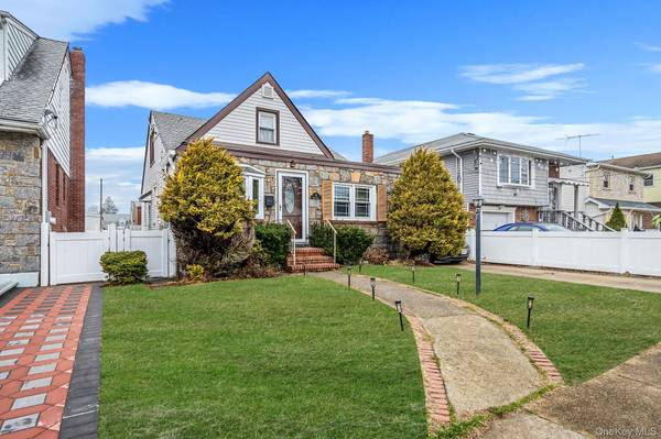 12 Edna CT, Valley Stream, NY 11580