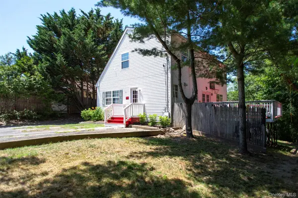 32 Birch CT, Riverhead, NY 11901
