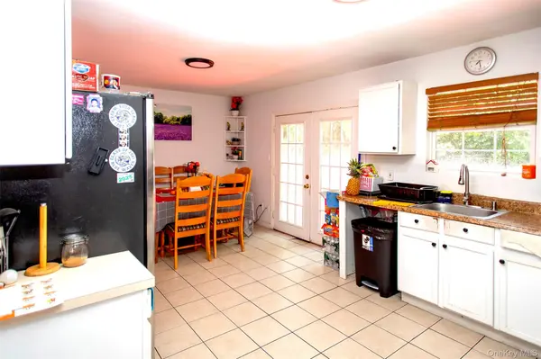 32 Birch CT, Riverhead, NY 11901