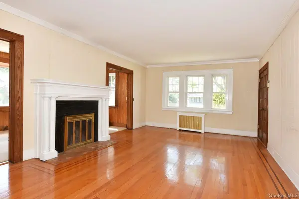 182 Ferncroft RD, Mineola, NY 11501