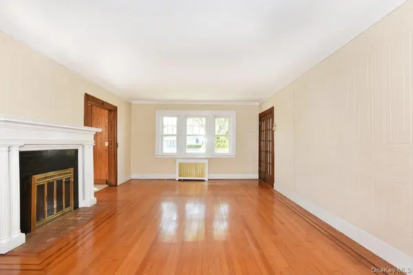 182 Ferncroft RD, Mineola, NY 11501
