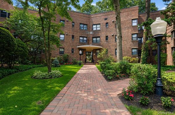 50 Brompton RD #2N, Great Neck, NY 11021