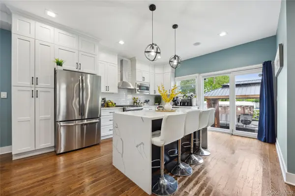 81 Pearsall AVE, Freeport, NY 11520