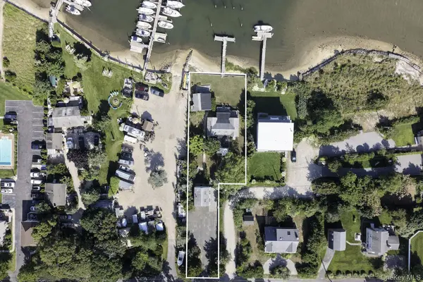 35 Gardners LN, Hampton Bays, NY 11946