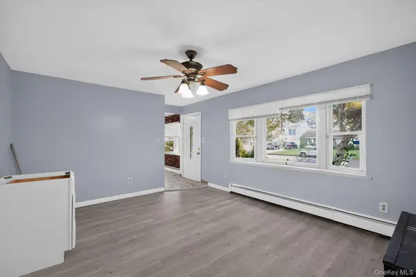 3 Hickory PL, Bay Shore, NY 11706