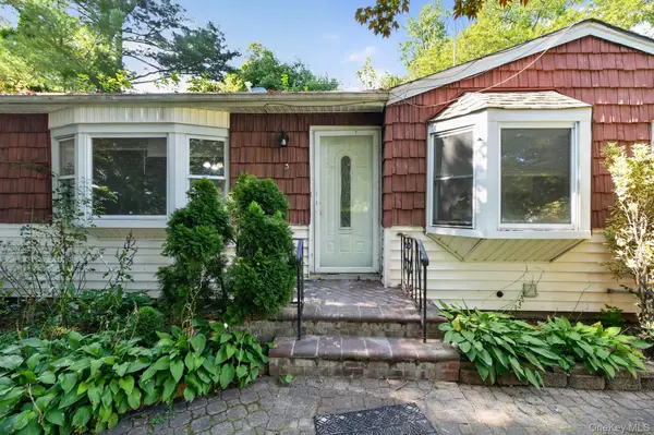 3 Hickory PL, Bay Shore, NY 11706