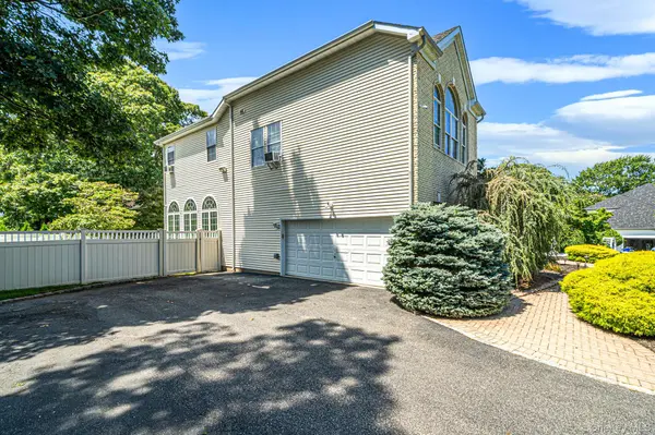 2 Hamilton PL, Lake Grove, NY 11755