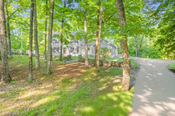 34 Contour LN, Salt Point, NY 12578