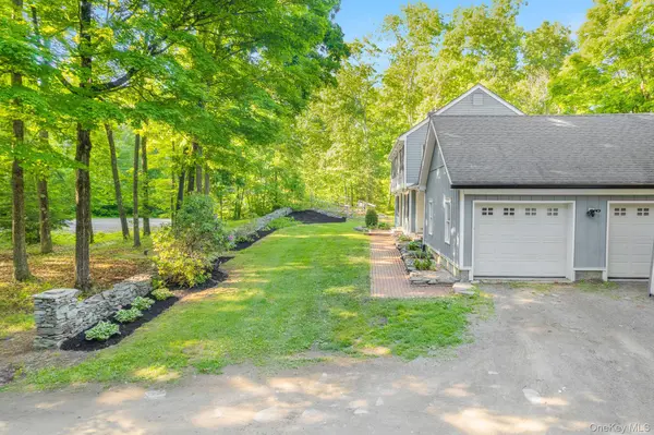34 Contour LN, Salt Point, NY 12578