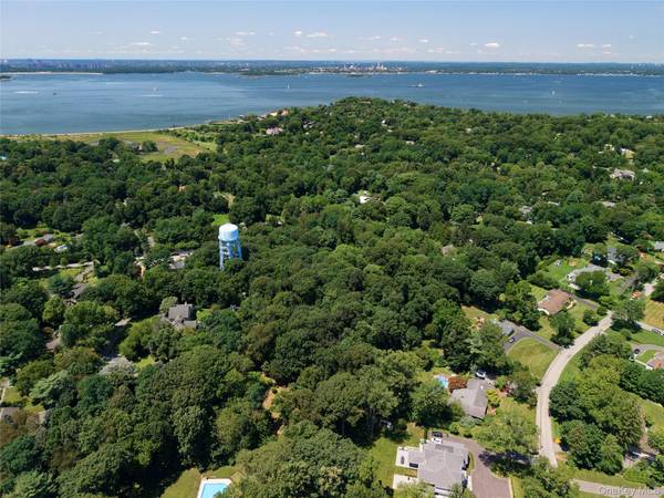 20 Tibbits LN, Sands Point, NY 11050