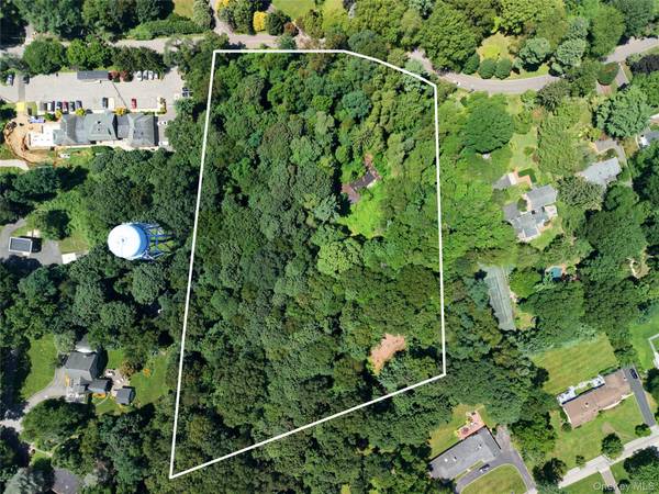 20 Tibbits LN, Sands Point, NY 11050