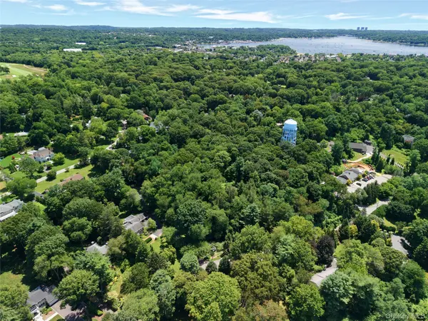 20 Tibbits LN, Sands Point, NY 11050