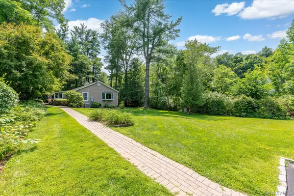 12 Lakeview DR, Yorktown Heights, NY 10598