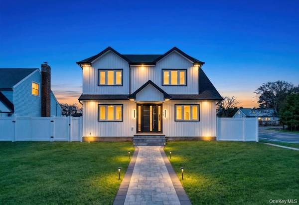 28 S Elm ST, Hicksville, NY 11801