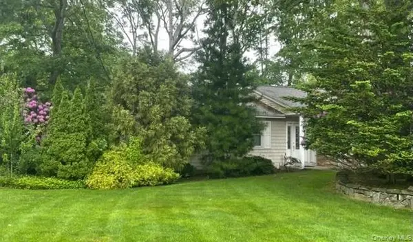 9 Alpine PL, Lake Grove, NY 11755