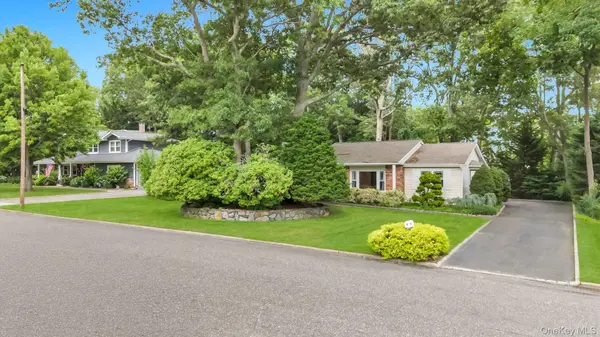 9 Alpine PL, Lake Grove, NY 11755