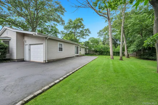 9 Alpine PL, Lake Grove, NY 11755