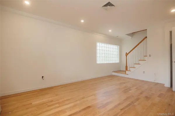 1340 Siegfried PL, Bronx, NY 10465