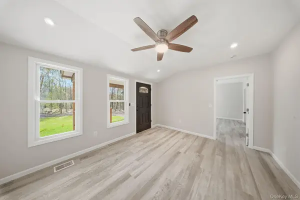 24 Farmingdale LN, Bloomingburg, NY 12721