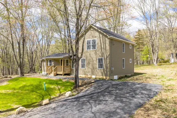 24 Farmingdale LN, Bloomingburg, NY 12721