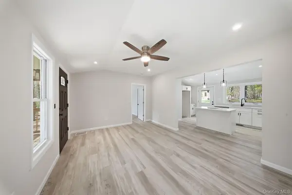 24 Farmingdale LN, Bloomingburg, NY 12721