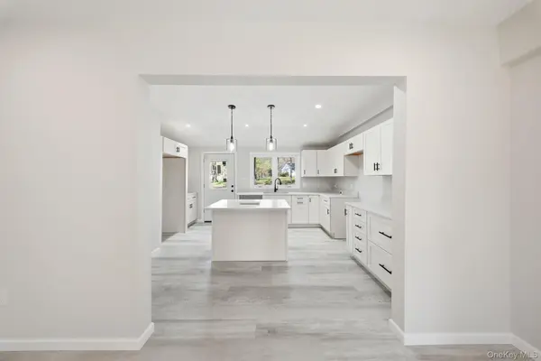 24 Farmingdale LN, Bloomingburg, NY 12721
