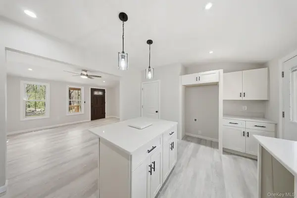 24 Farmingdale LN, Bloomingburg, NY 12721