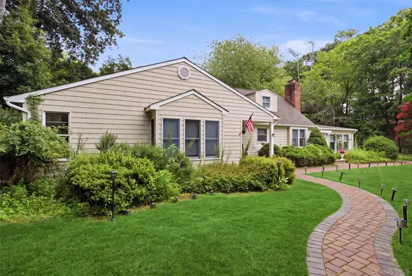 19 Eckernkamp DR, Smithtown, NY 11787