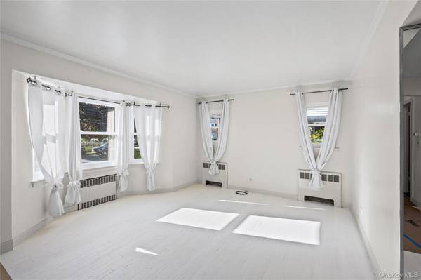 6 Grenville CT, East Rockaway, NY 11518