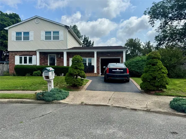 49 Avis DR, Holbrook, NY 11741
