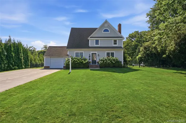 22 S Gillette AVE, Bayport, NY 11705
