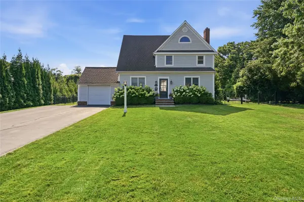22 S Gillette AVE, Bayport, NY 11705