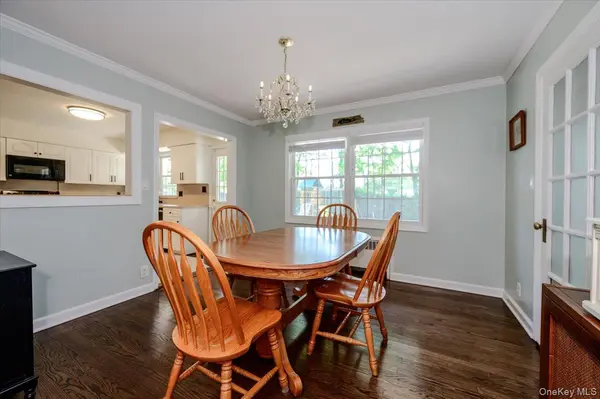 22 Manitton CT, Islip, NY 11751