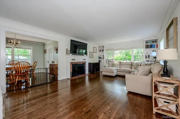 22 Manitton CT, Islip, NY 11751
