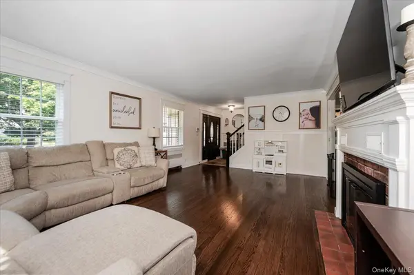 22 Manitton CT, Islip, NY 11751