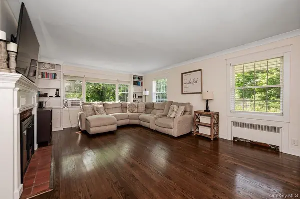 22 Manitton CT, Islip, NY 11751
