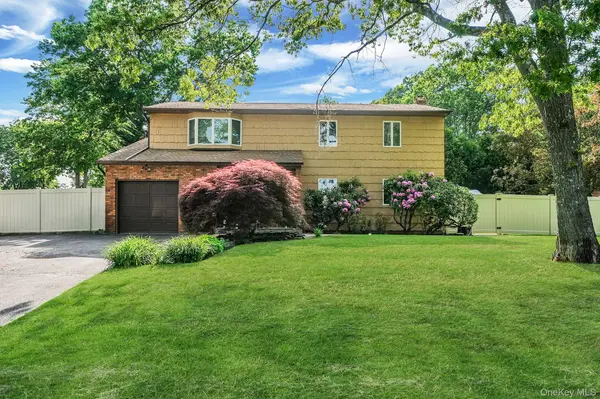 26 Heritage PL, Nesconset, NY 11767